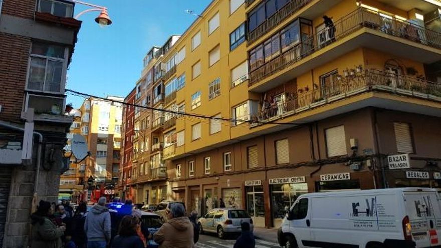 Incendio en una vivienda de la calle Suárez Ema de León.