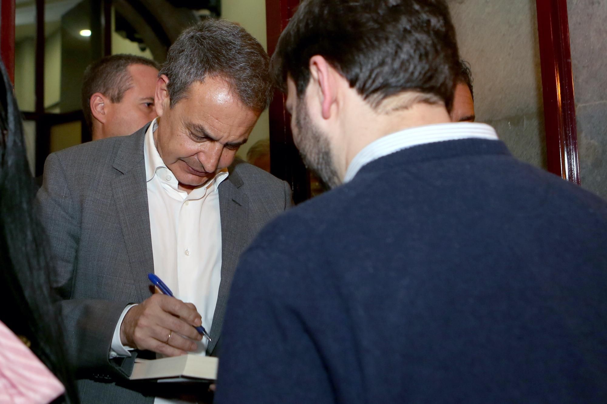 Zapatero firma autógrafos en Las Palmas de Gran Canaria
