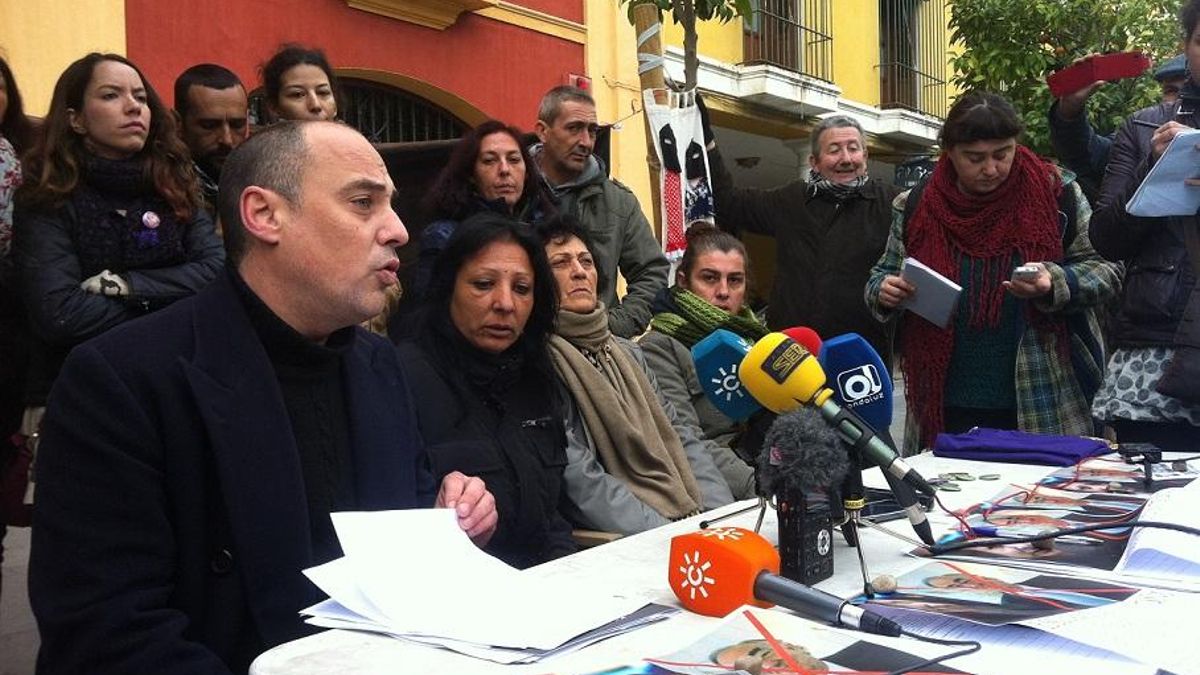 Varias vecinas de la Corrala Utopía junto al abogado Luis de los Santos, del Grupo 17 de Marzo.