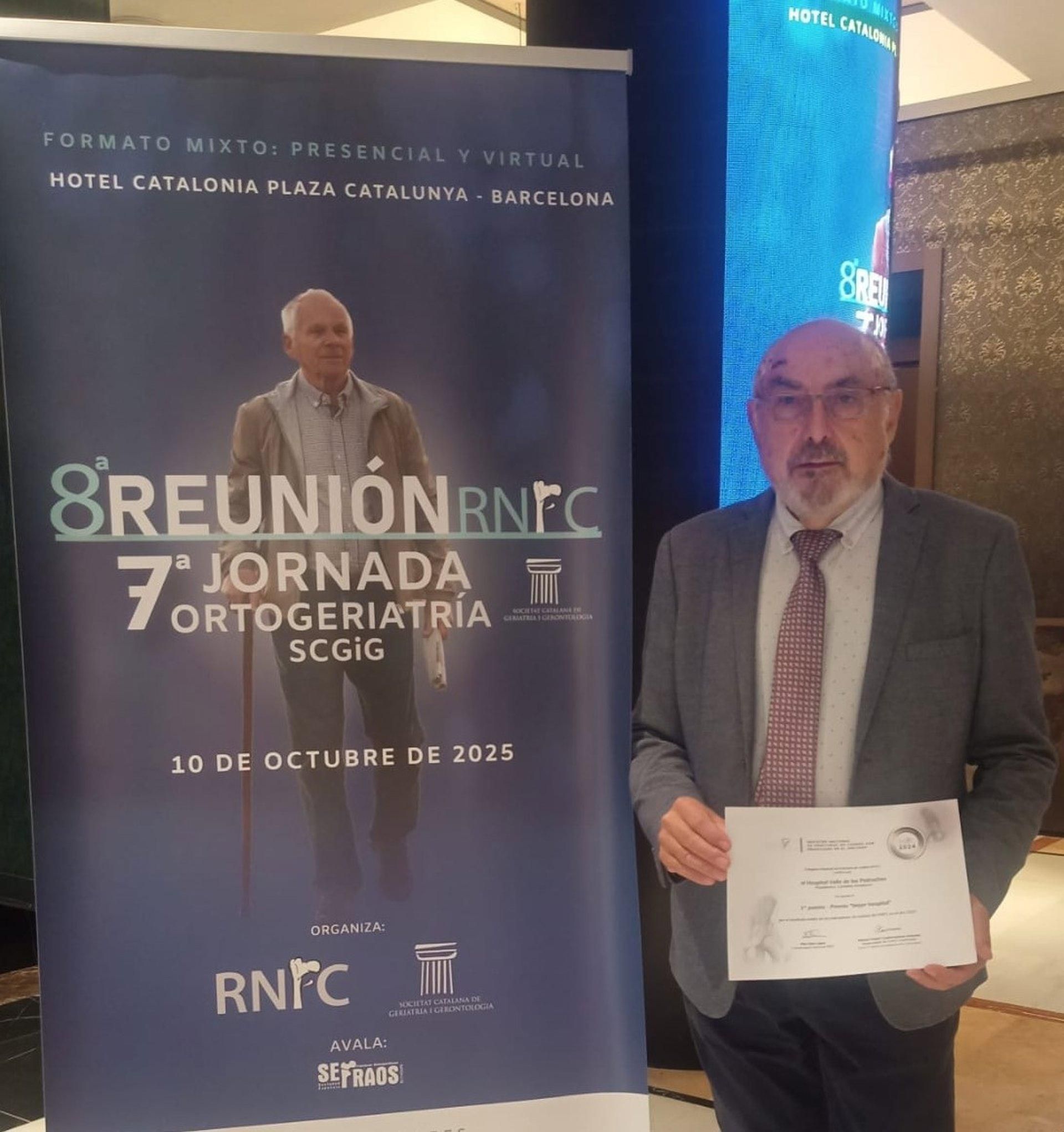 El doctor Manuel Mesa muestra el reconocimiento logrado por el Hospital de Pozoblanco