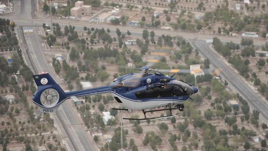 Un helicóptero de la policía saudí patrulla los cielos de la ciudad santa de La Meca durante la peregrinación anual del Hajj musulmán. Debido a la propagación del coronavirus (COVID-19), Arabia Saudita tomó una decisión histórica que permitirá que sólo unos pocos miles de ciudadanos saudíes y residentes extranjeros realicen la peregrinación anual del Hajj.