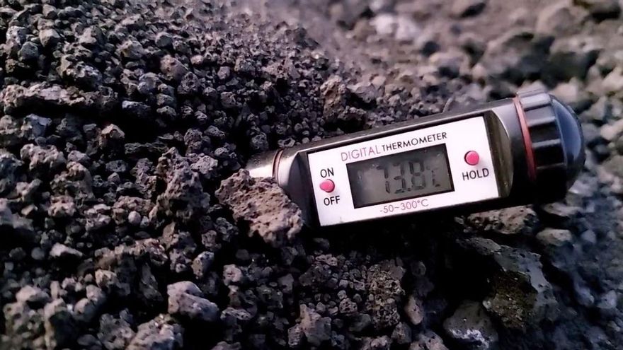 VÍDEO | Vulcanólogos le toman la temperatura al suelo de cenizas del volcán de La Palma y el termómetro supera los 70ºC, lo mínimo para freír un huevo
