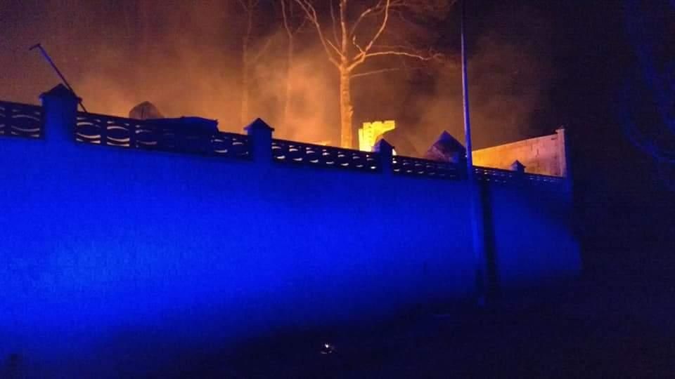 Las llamas en el interior de algunas parcelas en las urbanizaciones