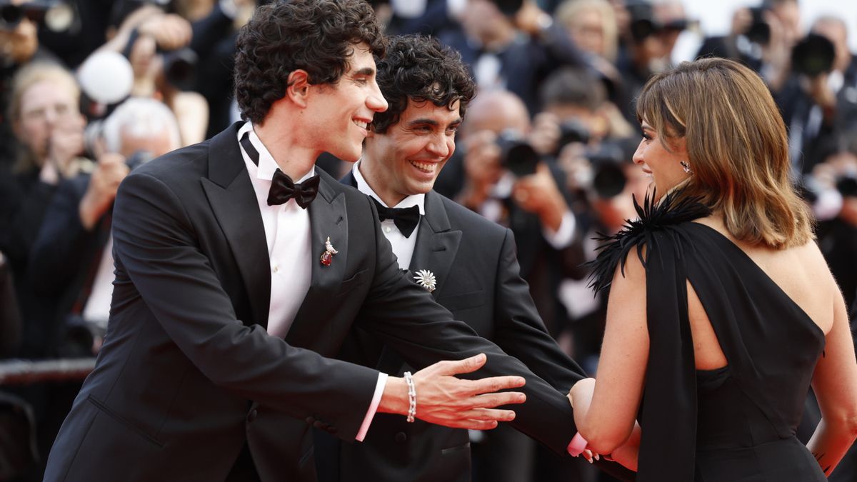 Javier Ambrossi, Javier Calvo y Penélope Cruz asisten al estreno de 'La Bola Negra' durante el 79º Festival de Cine de Cannes, en Cannes, Francia, el 21 de mayo de 2026