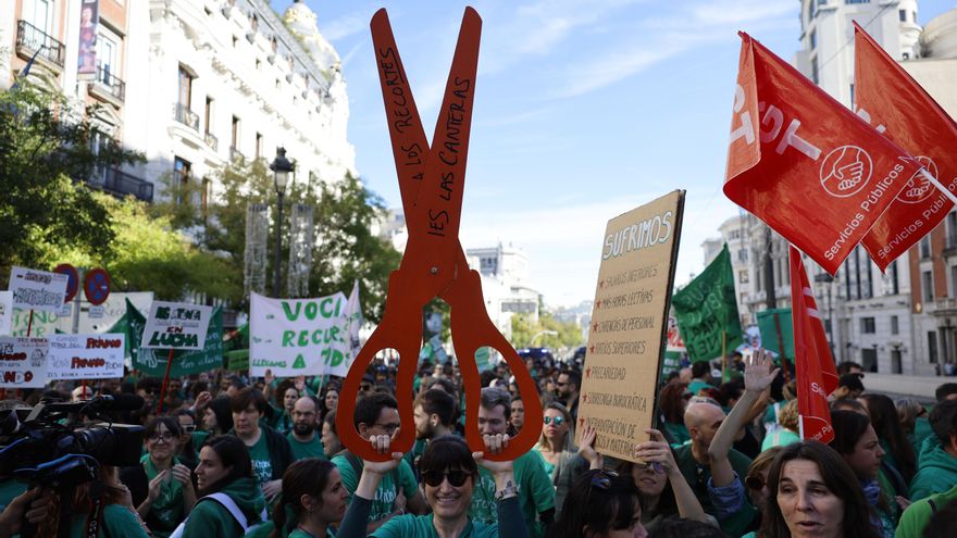 Participantes en la concentración 'Aulas llenas, sillas vacías' llevada acabo ante la Consejería de Educación de la Comunidad de Madrid. EFE/ Mariscal
