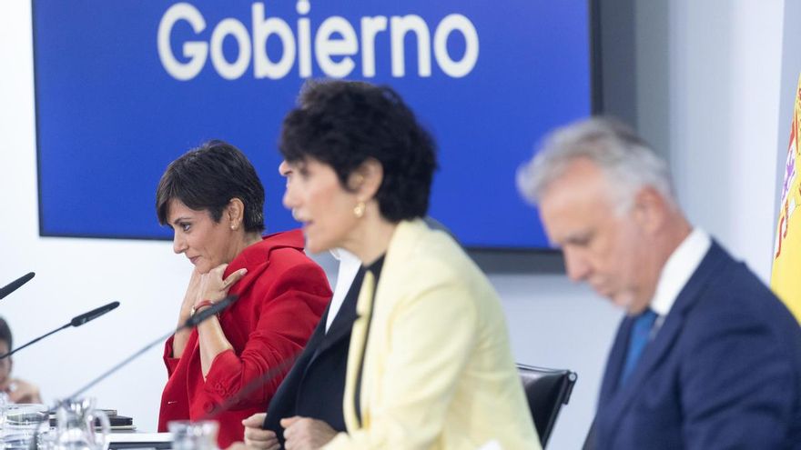 La ministra de Vivienda, Isabel Rodríguez, al fondo durante la rueda de prensa del Consejo de Ministros.