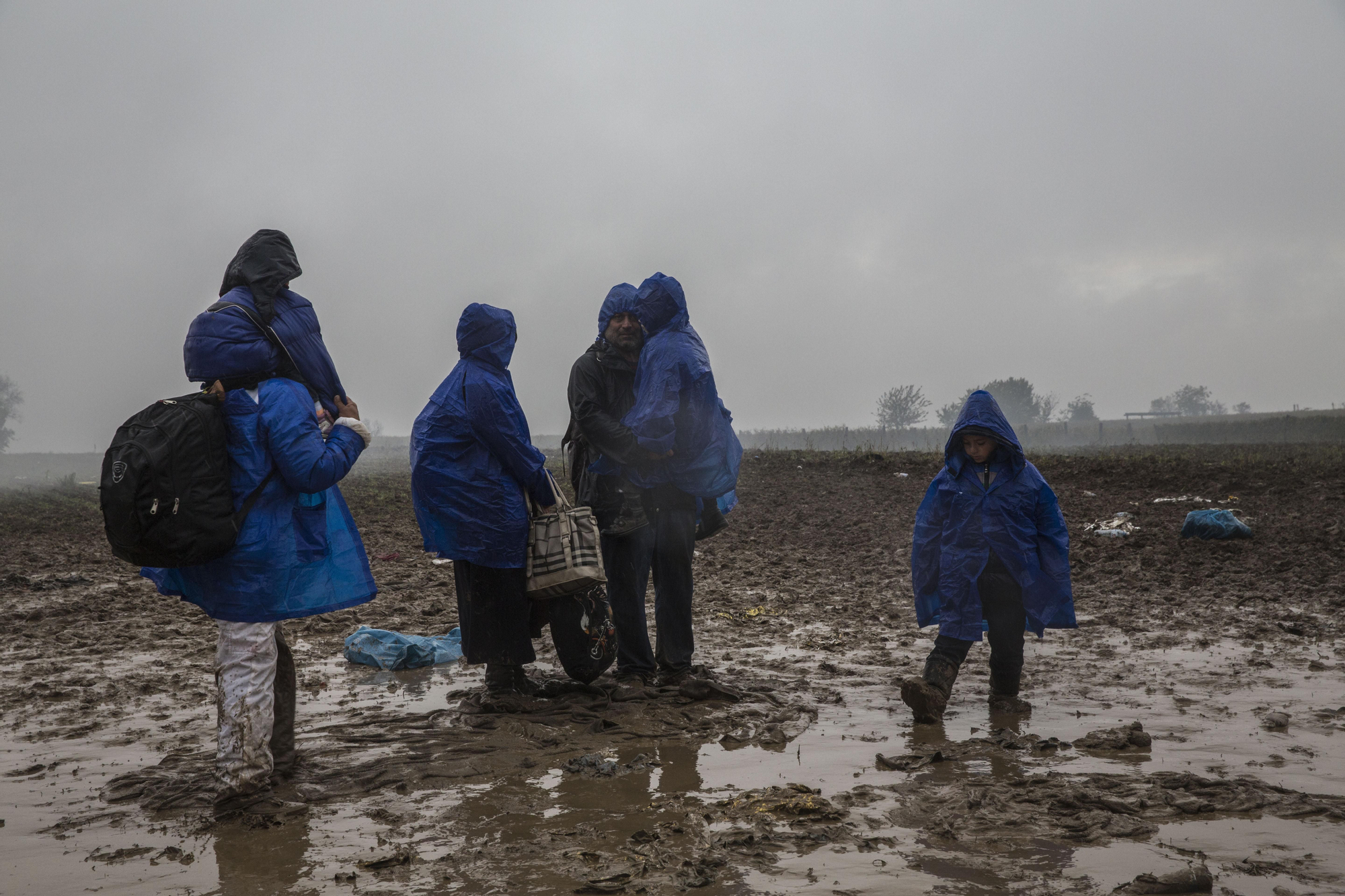 La lluvia convierte en un lodazal zonas donde los refugiados tienen que esperar horas para pasar de un país a otro sin cobijo ni asistencia. El pasado 19 de octubre, más de 3.000 personas tuvieron que pasar la noche a la intemperie, expuestos al frío y a la lluvia, en tierra de nadie, en el cruce fronterizo de Berkasovo-Bapska hasta que se les permitió el acceso a Croacia. Fotografía: Anna Surinyach/MSF