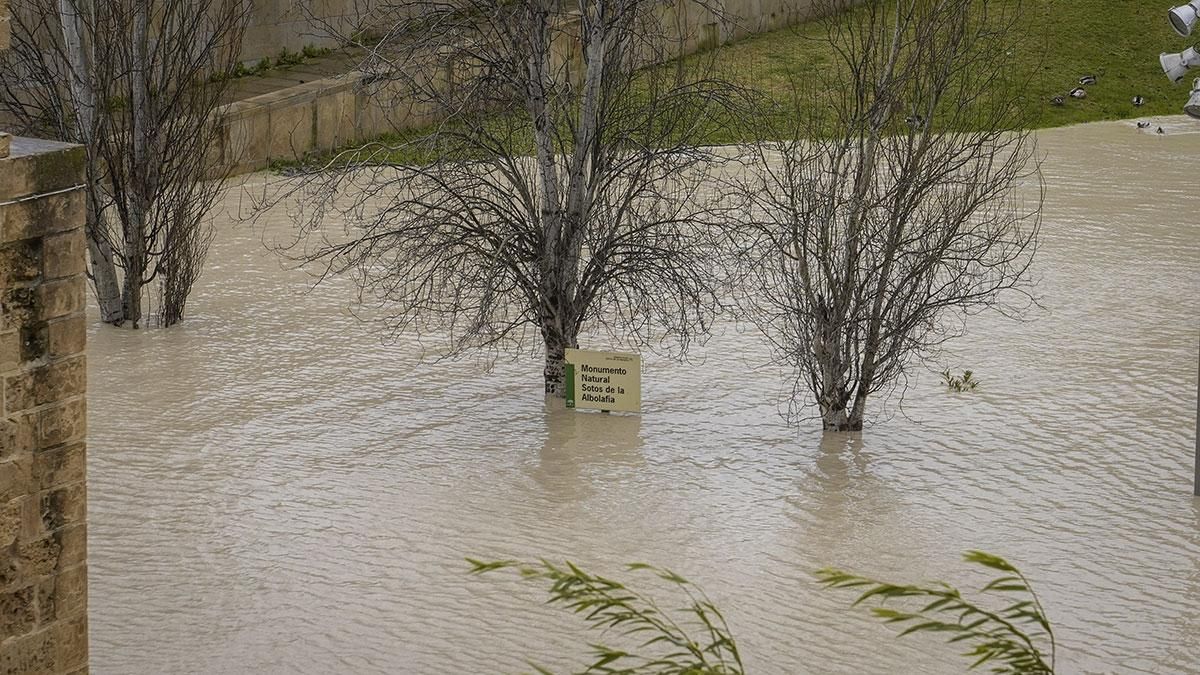 El cauce del río Guadalquivir sigue subiendo a su paso por Córdoba