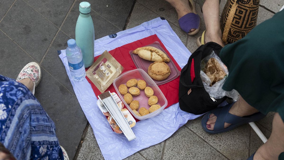 Algunos han llevado comida típica mallorquina, como los rubiols y las empanadas.