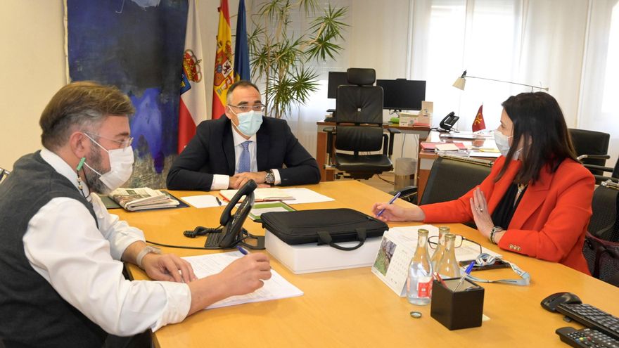 Reunión del consejero de Sanidad y la alcaldesa de Santander