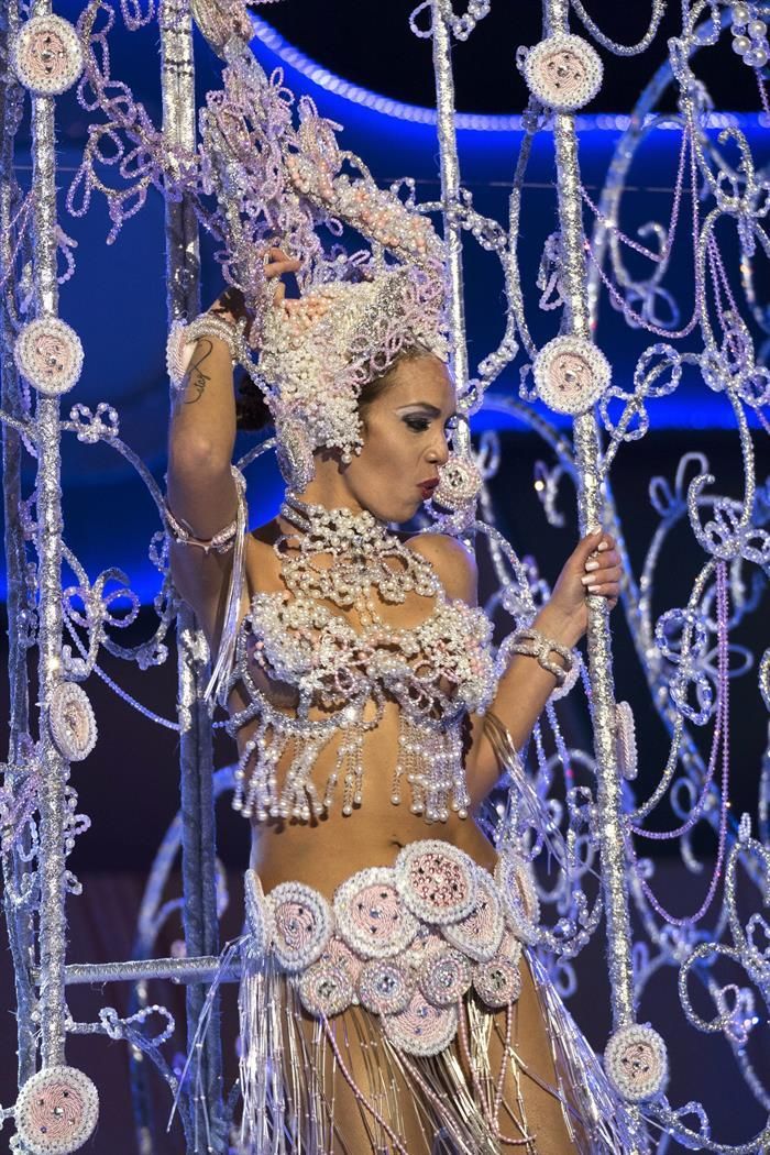 La candidata Mishela Gutérrez Batista, con la fantasía 'Sueño real'