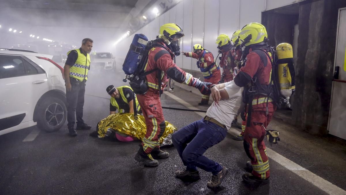 Bomberos en el simulacro de accidente en el túnel de los omeyas