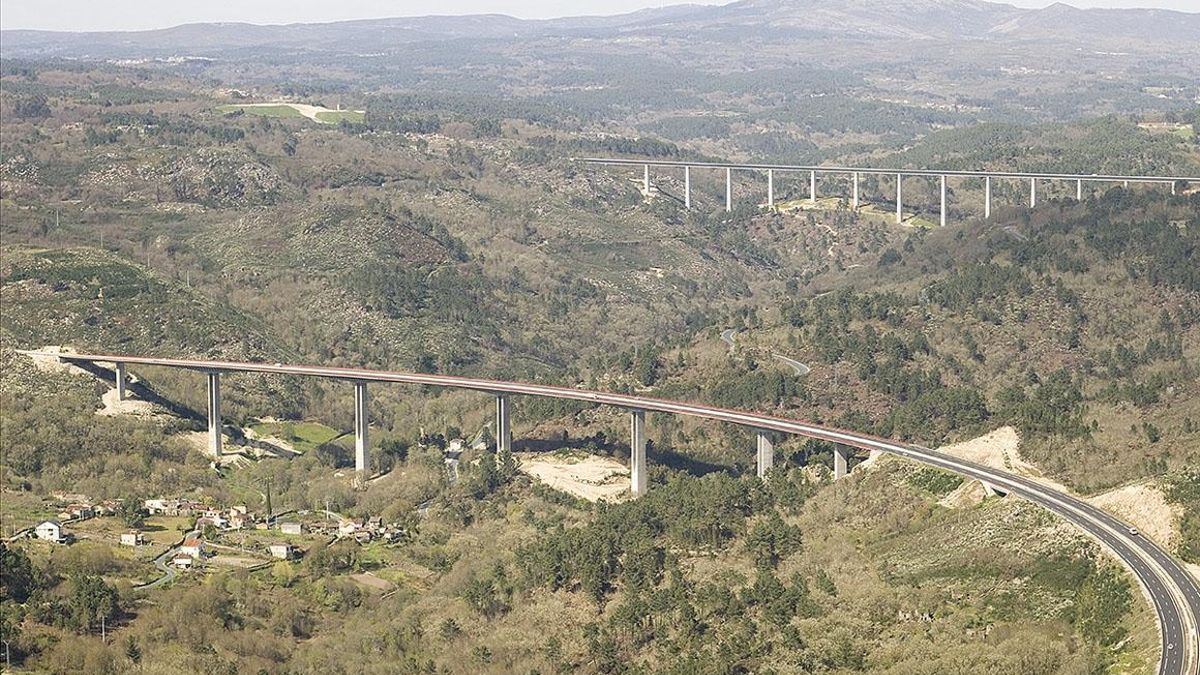Las cámaras situaron a N. en el kilómetro 85,5 de la AG-53 en Punxín, donde detuvo su furgoneta varias veces en pocos metros