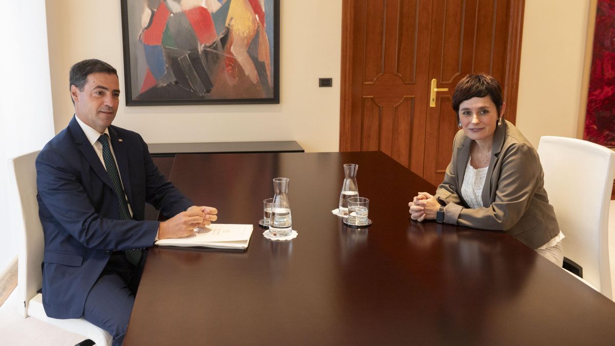 Imanol Pradales durante su encuentro con la coordinadora general de LAB, Garbiñe Aranburu.