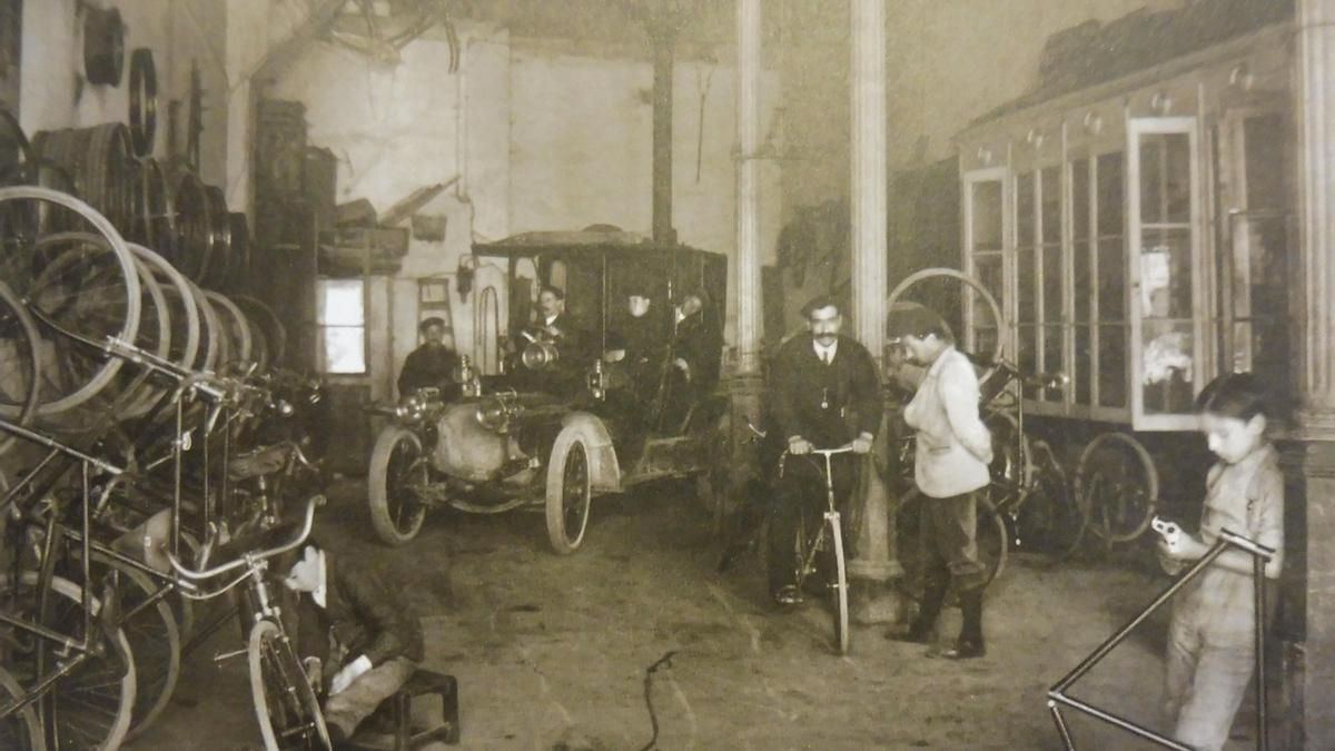 Interior de la fábrica de bicicletas Cuesta y Cía en la calle Corrida de Gijón, en torno a 1911. 