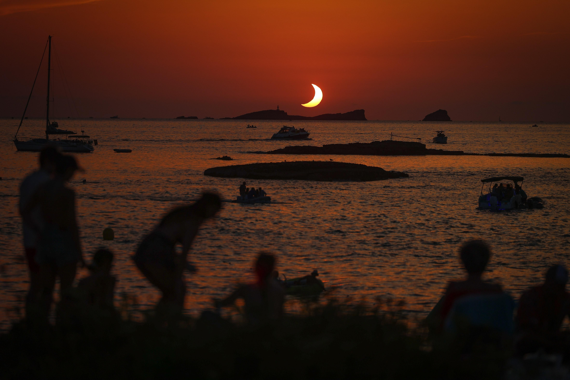 El Sol roza el horizonte marítimo de Eivissa convertido en un arco dorado perfecto, instantes antes de que la oscuridad se apodere por completo del paisaje