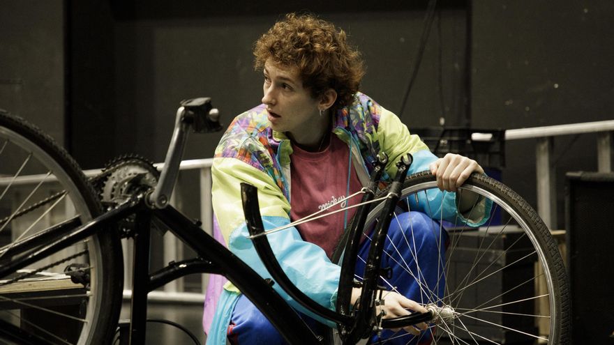 La inseguridad, la precariedad y las conversaciones de los 'riders' entre pedido y pedido, contadas en 'Los de ahí'