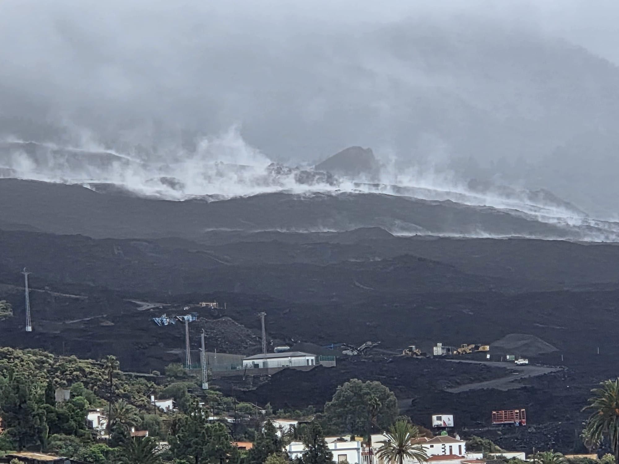 Vapor saliendo de las coladas del Tajogaite después de las lluvias  de la borrasca Therese.