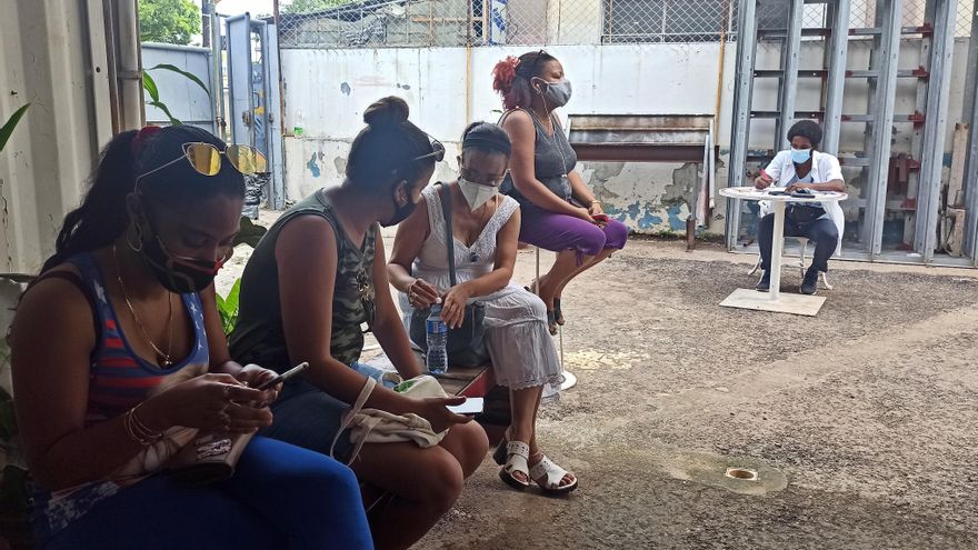 Un médico revisa un listado mientras varias personas esperan recibir la vacuna cubana Abdala, el 9 de julio de 2021, en La Habana (Cuba). EFE/ Ernesto Mastrascusa