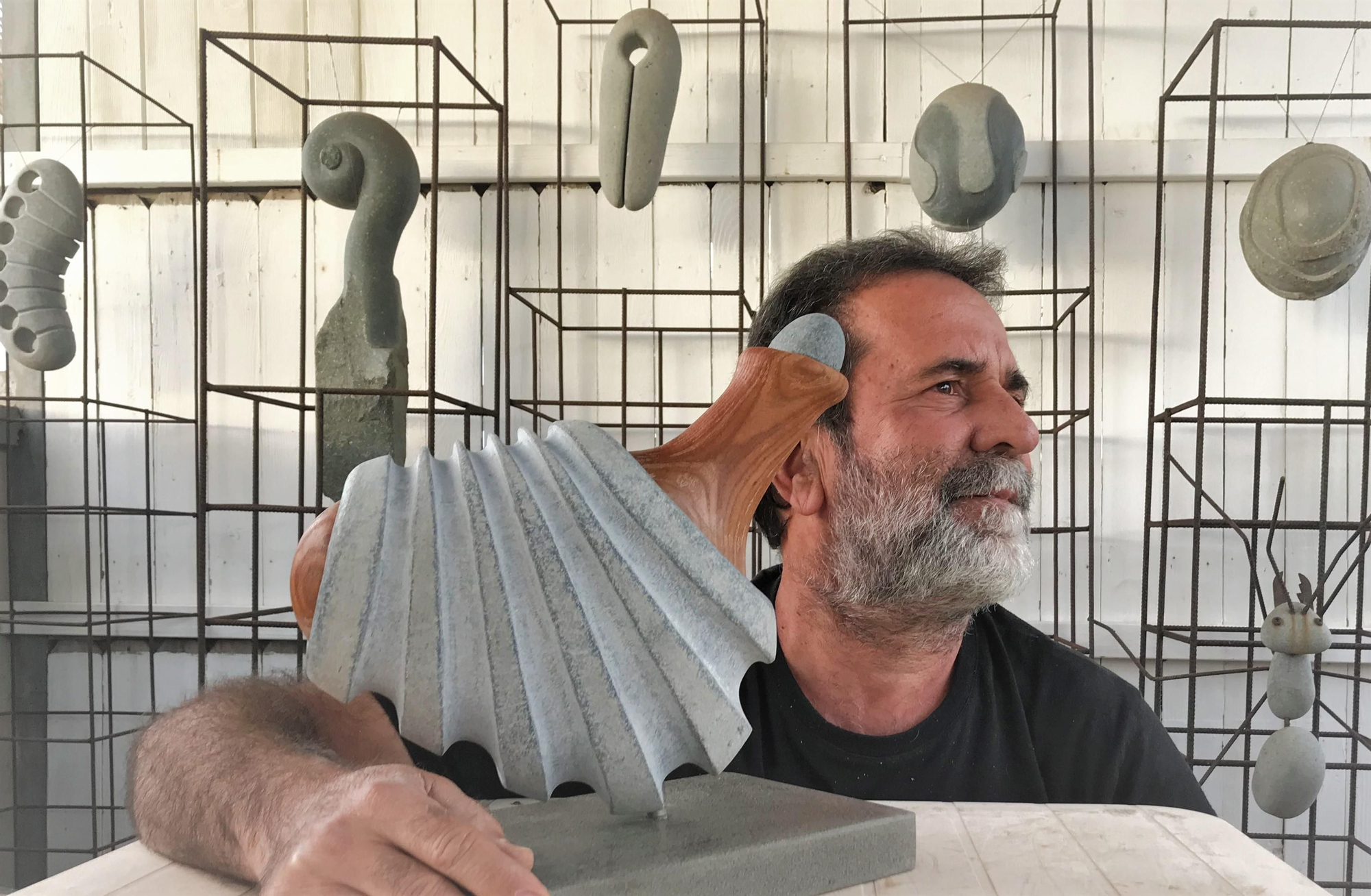 El artista Víctor Reyes González .