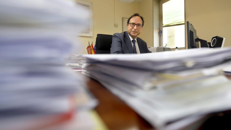 El conseller de Hacienda, Vicent Soler, en su despacho. / Jesús Císcar