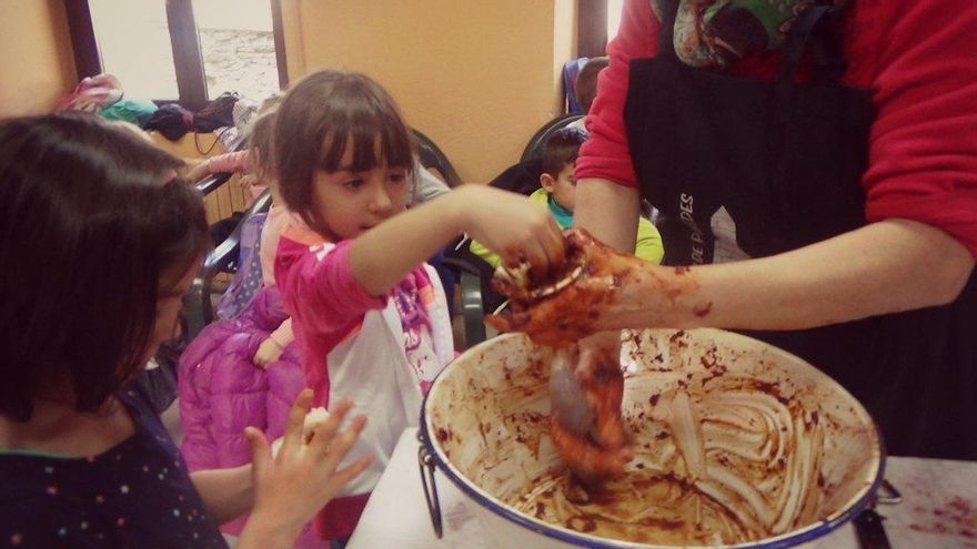 Niños aprendiendo la matanza en Murias de Paredes