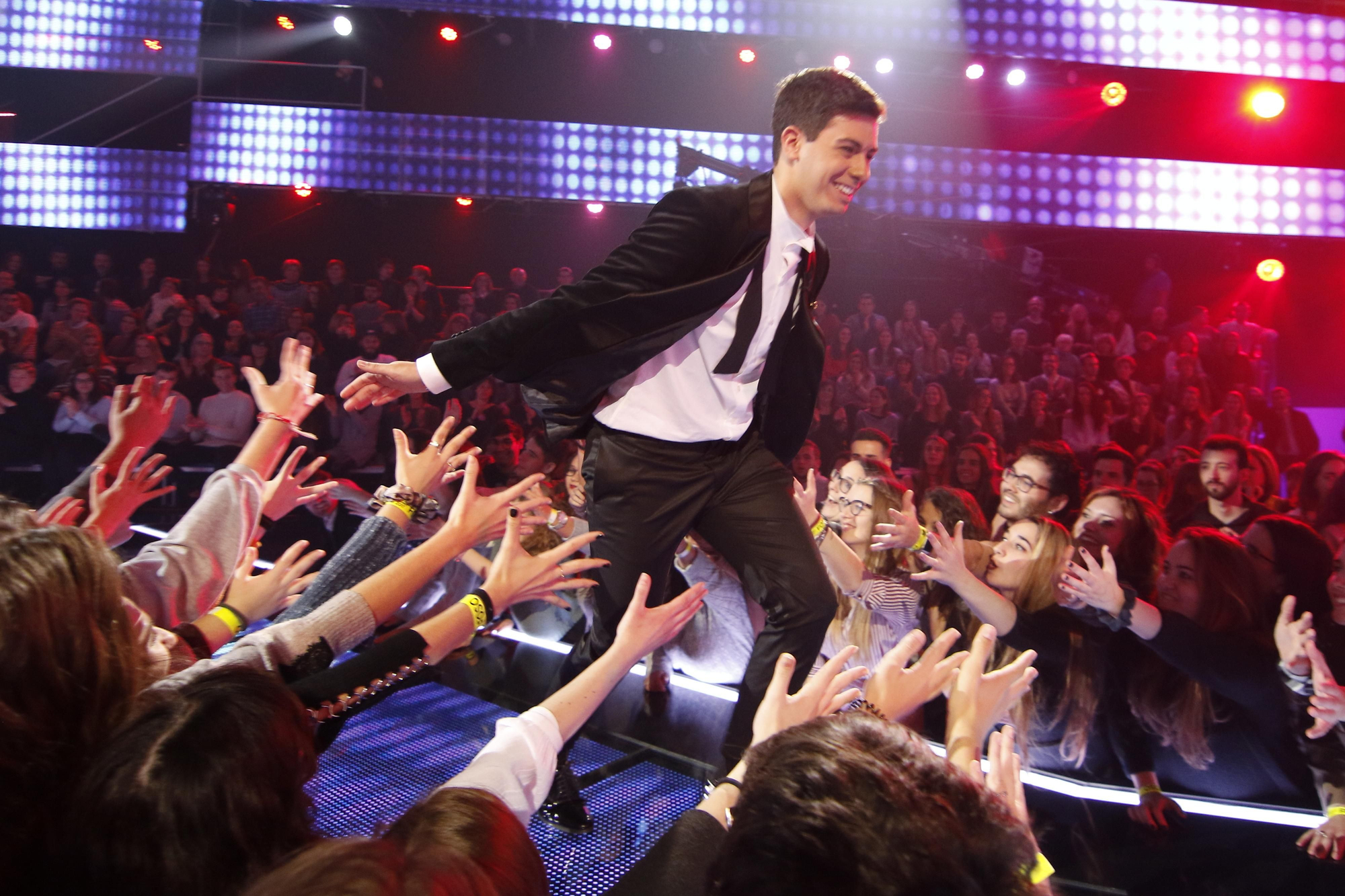 Alfred cruzando la pasarela en la Gala 6 de OT 2017