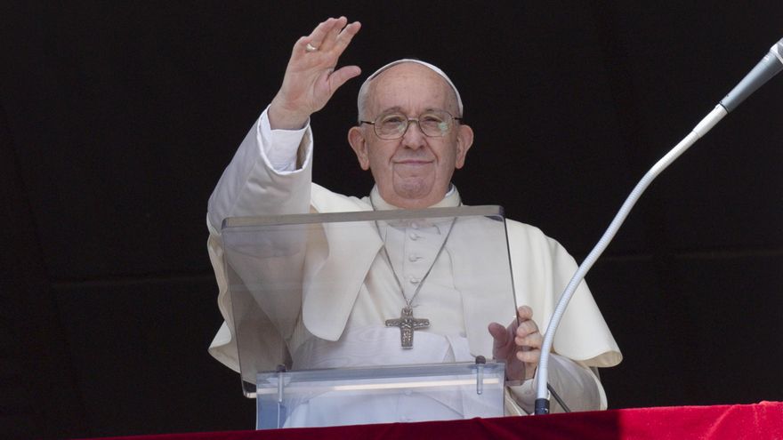 El papa Francisco dirigiendo la oración del Ángelus desde la ventana de su oficina con vista a la Plaza de San Pedro en la Ciudad del Vaticano. EFE/EPA/FOTO CECIDA POR EL VATICANO