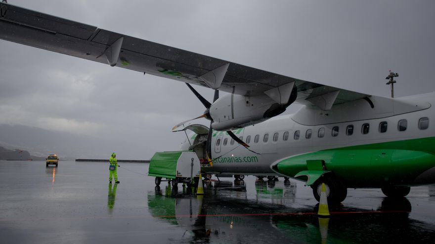 La lluvia cae sobre la pista del aeropuerto de La Palma