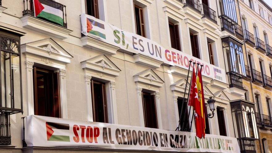 Almeida ordena descolgar los carteles contra el genocidio en Palestina que Más Madrid colocó en un edificio municipal
