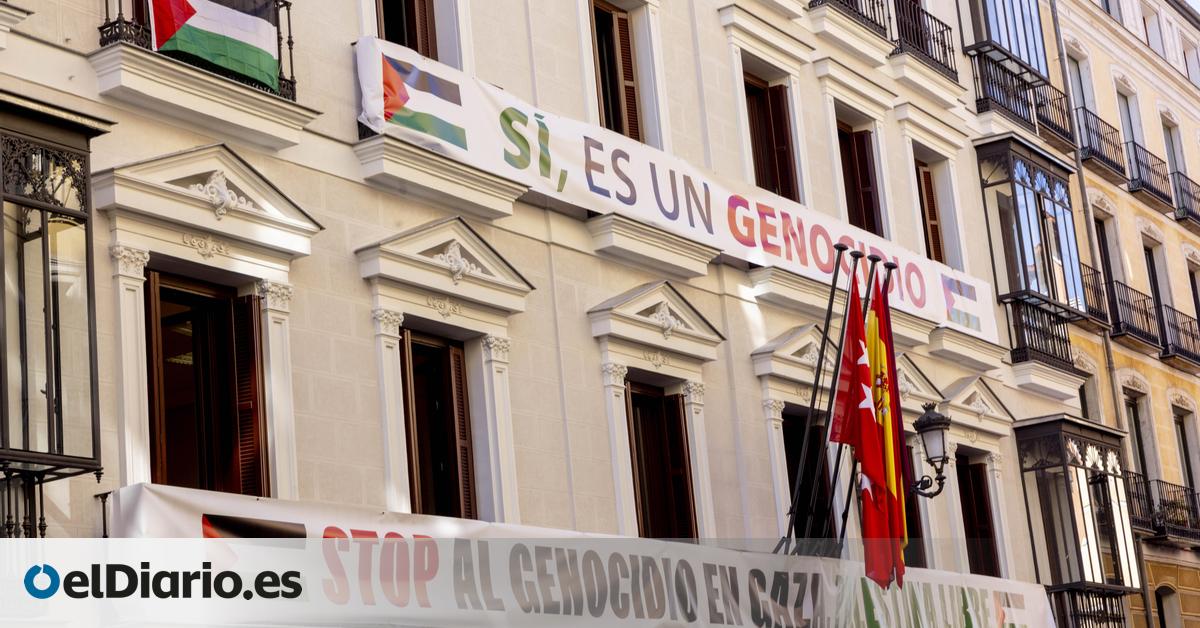 Almeida ordena descolgar los carteles contra el genocidio en Palestina que Más Madrid colocó en un edificio municipal