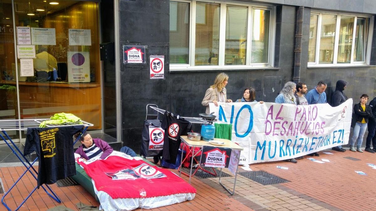 Alertan del próximo desahucio de una mujer "víctima de violencia machista con dos niños" por parte del Gobierno Vasco