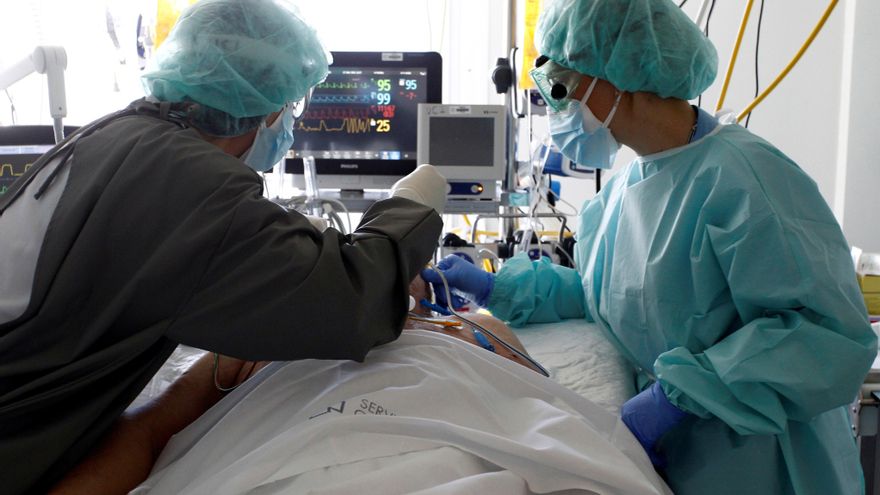 Varios sanitarios atienden a un paciente con COVID-19 en el Complejo Hospitalario Universario de Ferrol. EFE/Kiko Delgado/Archivo