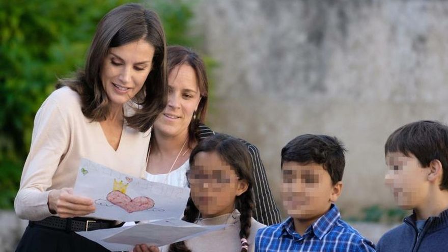 La reina Letizia observa los dibujos de un grupo de escolares en San Millán de la Cogolla.