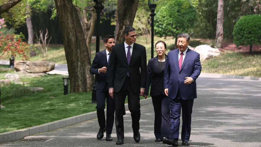 El presidente del Gobierno de España, Pedro Sánchez (i) y el presidente de la República Popular China, Xi Jinping (d), llegan a un encuentro en la Casa de Huéspedes Nacional Diaoyutai