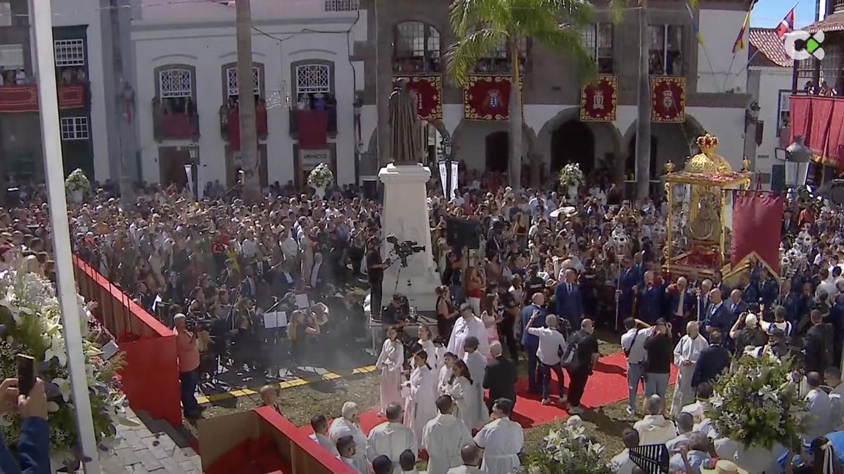 La imagen de la Virgen de Las Nieves, en la Plaza de España de Santa Cruz de La Palma, este domingo.