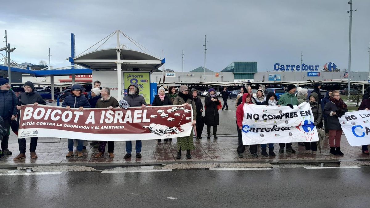 Representantes de cuarenta organizaciones de Cantabria marchan por la libertad del pueblo palestino
