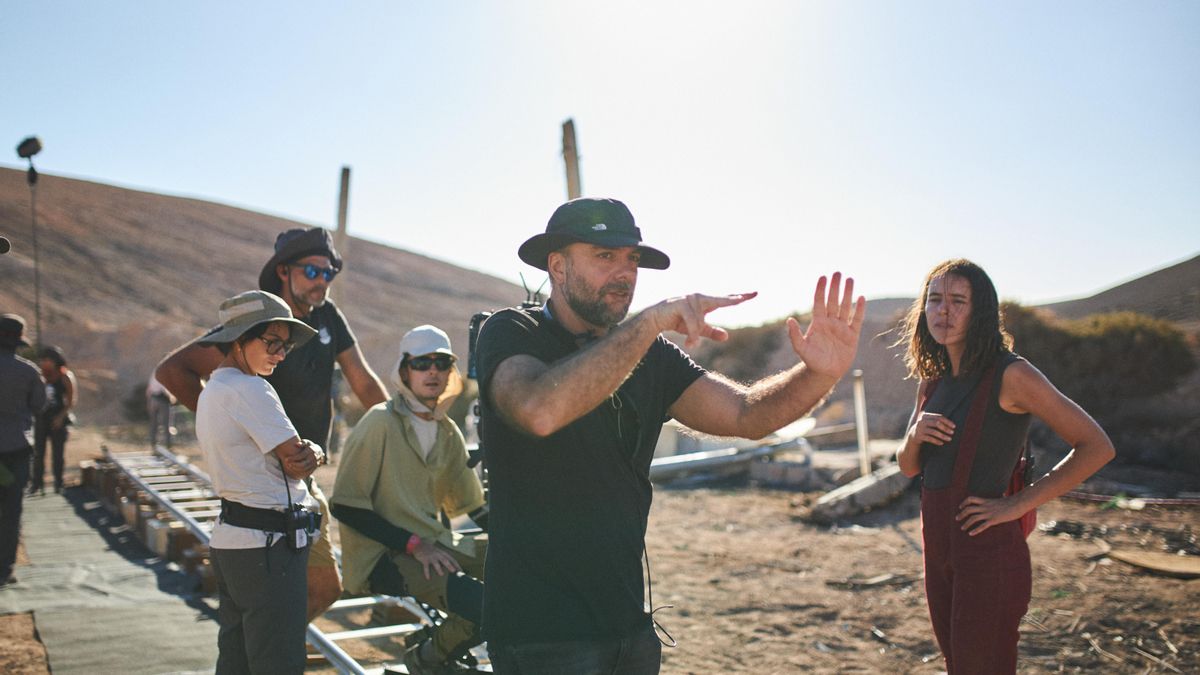 El director,Víctor Moreno, junto a la actriz Daniela Brown en Fuerteventura.