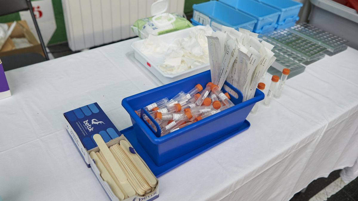 Vista del material necesario para la realización de pruebas PCR en un dispositivo de Osakidetza