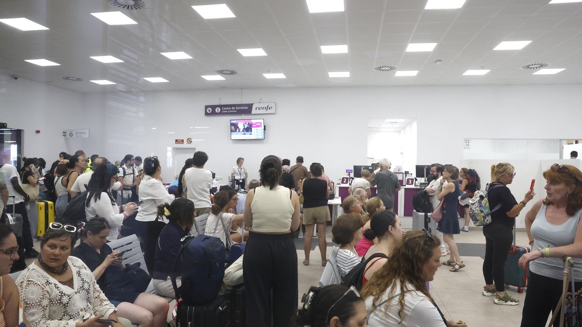 Viajeros a la espera en la estación de Chamartín en Madrid, este sábado. Renfe ha habilitado dos servicios especiales de trenes en cada sentido entre la capital de España y Zamora, dentro de la línea de Alta Velocidad Madrid-Galicia, cuyo tráfico ha sido interrumpido como consecuencia de los incendios en sus inmediaciones. EFE/ J.P. Gandul