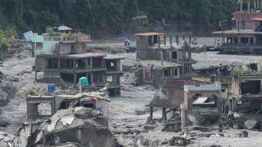 El balance de víctimas tras la riada en Nepal se eleva a más de 800 muertos