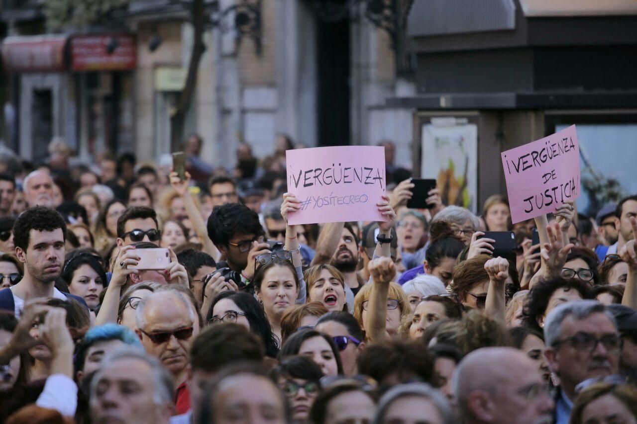 Miles de personas se concentran frente al Ministerio de Justicia en Madrid contra la sentencia de 'la manada'