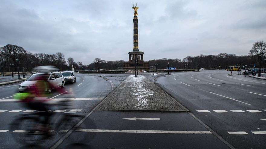 Un ciclista circula por un carril bici junto a la Columna de la victoria, el martes en Berlín, Alemania. EFE/EPA/CLEMENS BILAN
