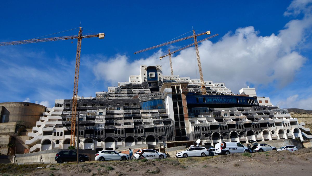 El Gobierno y la Junta de Andalucía pactan "agilizar" la demolición de El Algarrobico tras dos años de tensiones