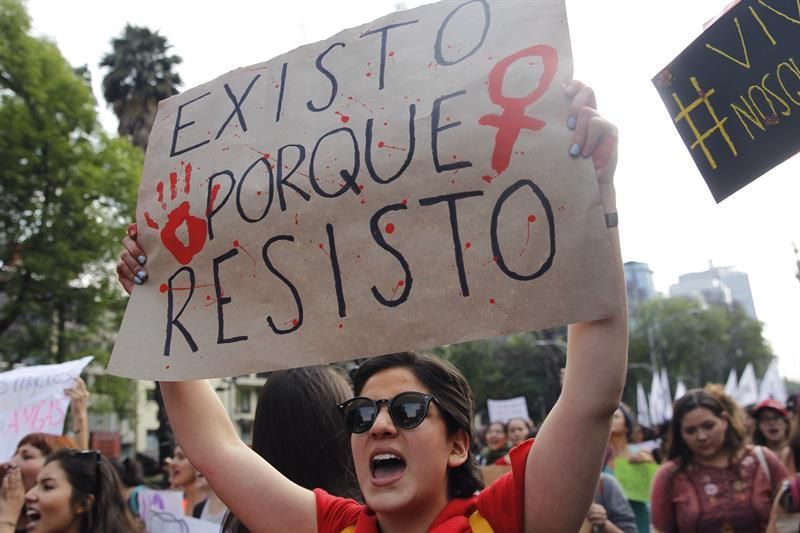 Cientos de mujeres marchan este jueves 8 de marzo de 2018, por las calles de Ciudad de México (México), para conmemorar el Día Internacional de la Mujer. EFE