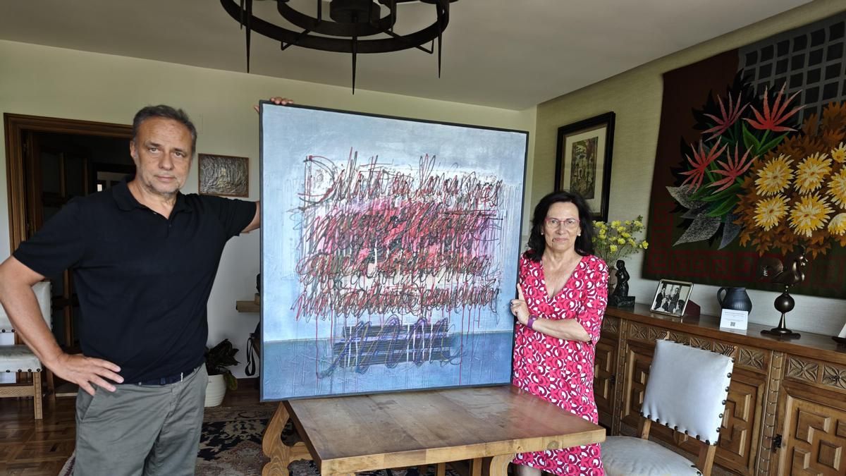 Antonia Matías Flecha (en la imagen con Joaquín Otero) ha donado a la Fundación Antonio Pereira un cuadro de Manuel Jular de la serie "Palimpsestos", fechado en 1990.