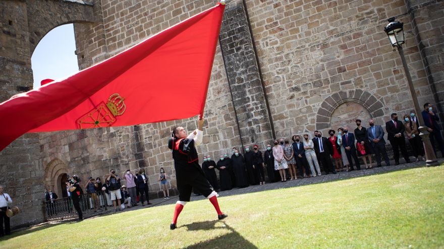 El saludo a la bandera de Navarra interpretado por un miembro del grupo de dantzas Rocamador de Sangüesa en el acto de homenaje a los reyes y reinas del antiguo Reino de Navarra, celebrado en Monasterio San Salvador de Leyre