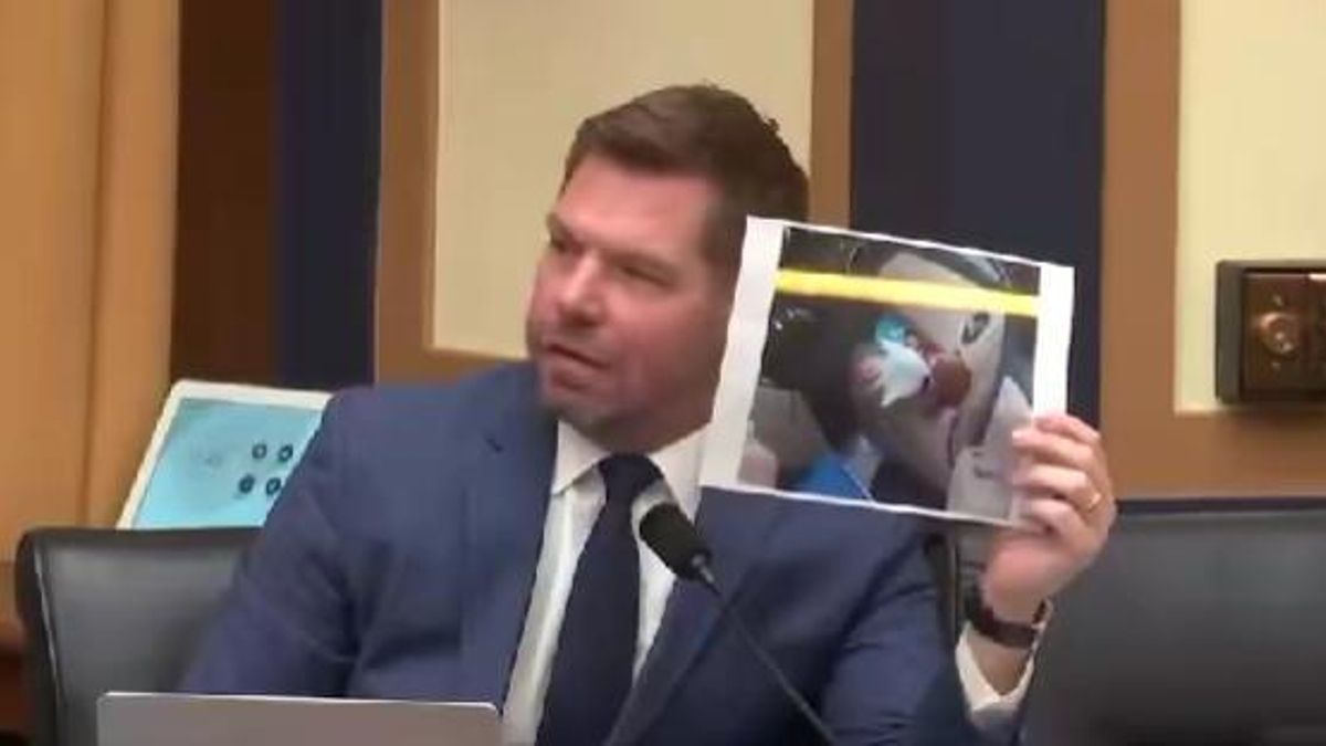 El congresista Eric Swalwell muestra una imagen de la guantera de Renee Good, asesinada por el ICE.