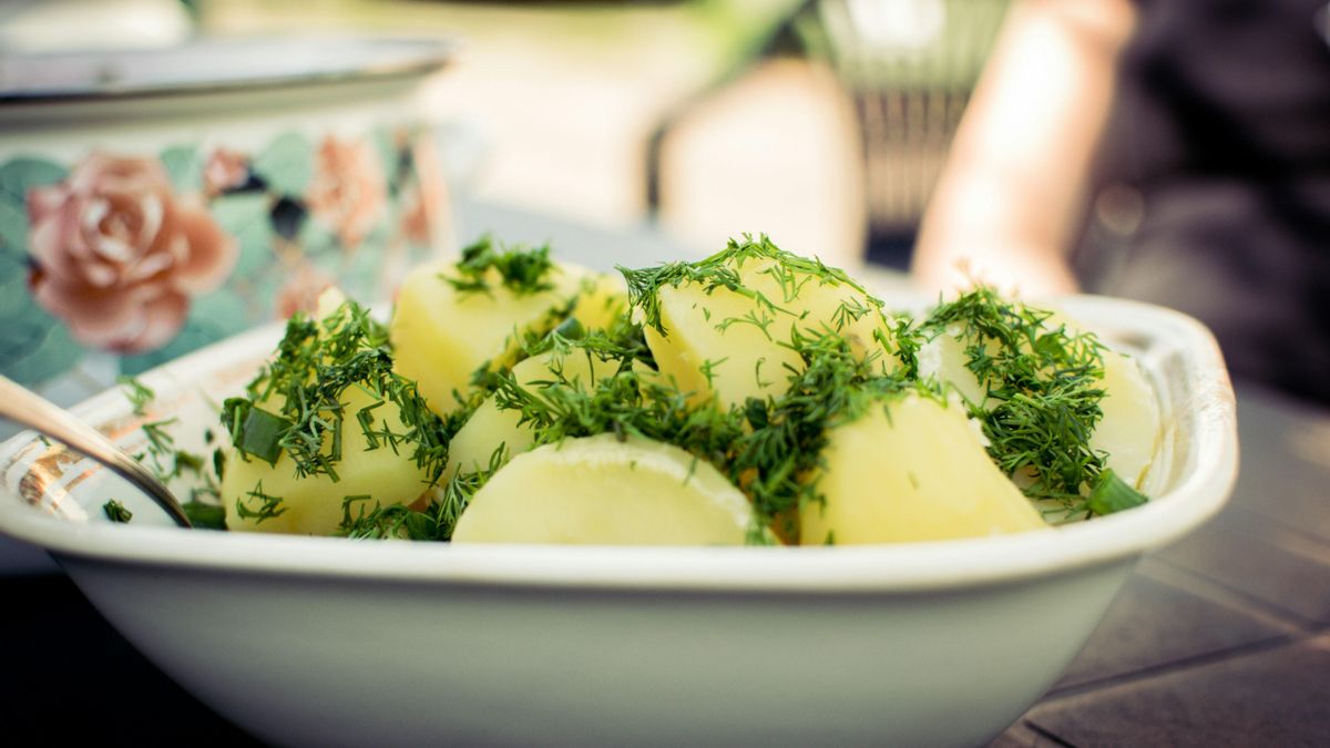 Las ensaladas de patatas también funcionan muy bien en verano.