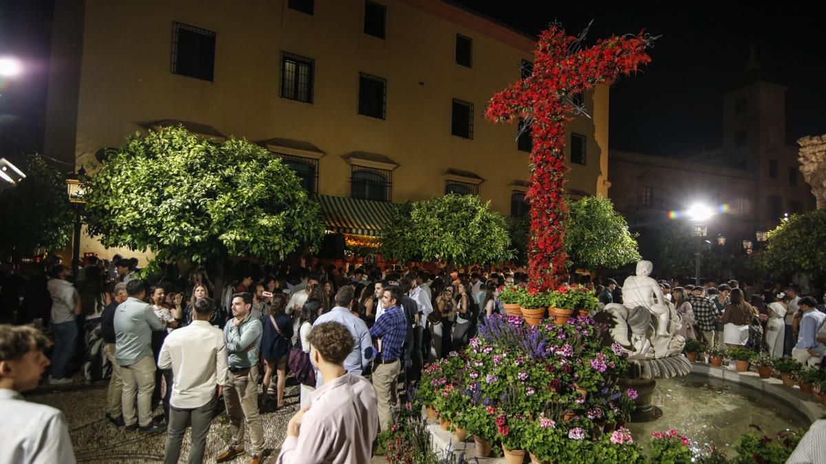 Ambiente nocturno de las Cruces de Mayo en el Triunfo de San Rafael